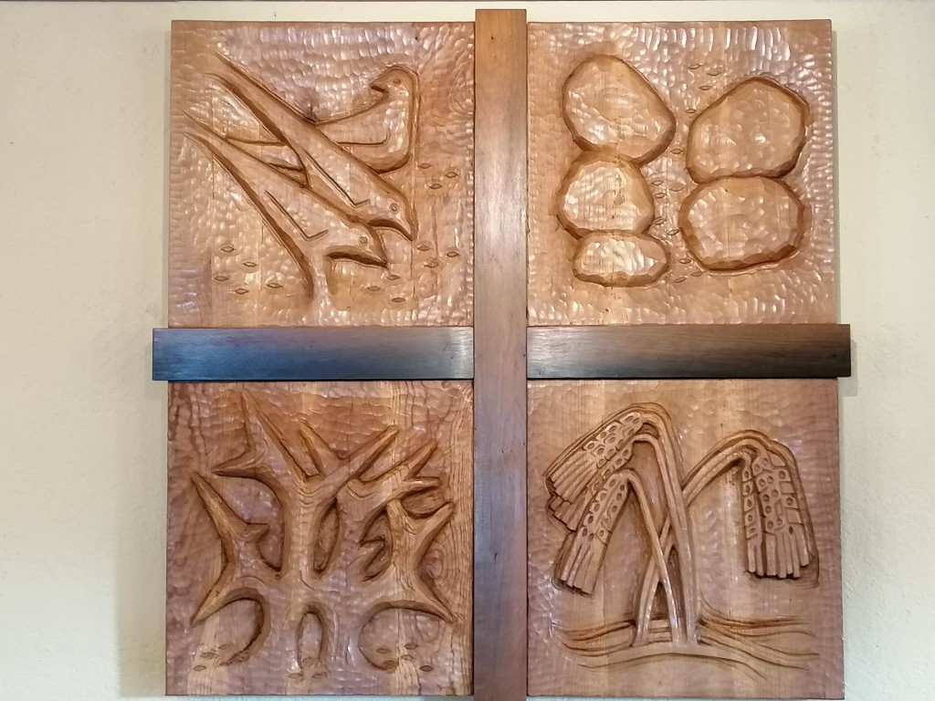 geschnitzte Holztafel mit Kreuz